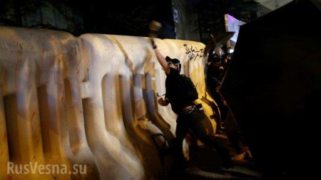 «Майдан» в Гонконге — протестанты забросали «коктейлями Молотова» здание правительства (+ФОТО)