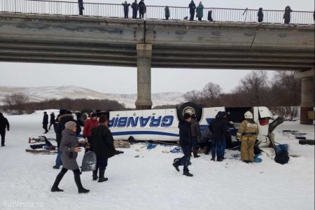 Врачи спасли ребёнка беременной пассажирки автобуса, рухнувшего с моста в Забайкалье (ВИДЕО)