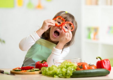 Почему хорошие мамы не должны кормить детей макаронами с сосиской, рассказал диетолог