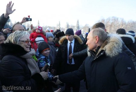 «Вы же замёрзли!» — Путин остановил кортеж, чтобы пообщаться с жителями Череповца (ФОТО, ВИДЕО)