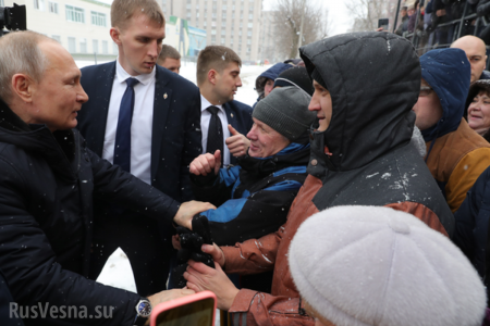 «Вы же замёрзли!» — Путин остановил кортеж, чтобы пообщаться с жителями Череповца (ФОТО, ВИДЕО)