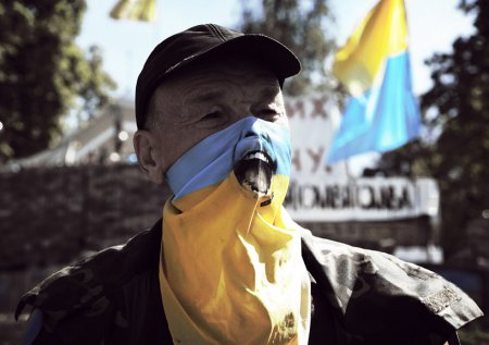 «Свидомитские намордники»: на Украине шьют безумные нацистские маски-вышиванки из-за коронавируса (ФОТО)
