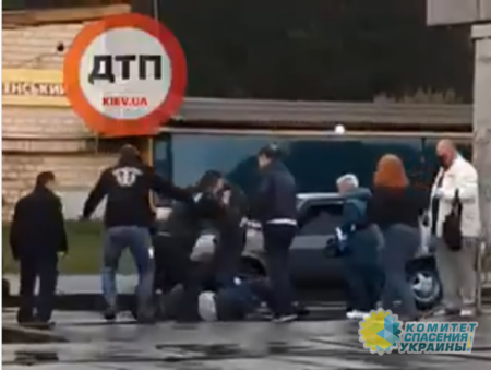 В Киеве пассажиры трамвая избили водителя из-за просьбы надеть маски