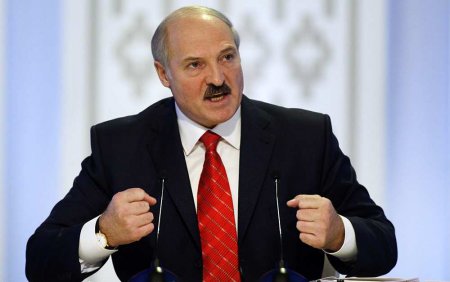 «Если бы мы не подрезали крылья ворюгам, то оказались бы на коленях», — Лукашенко о происходящем в стране