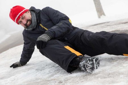 Миссия невыполнима: Киев сковало льдом, пройти по улицам невозможно (ФОТО, ВИДЕО)