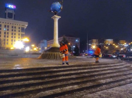Миссия невыполнима: Киев сковало льдом, пройти по улицам невозможно (ФОТО, ВИДЕО)
