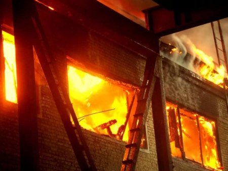 В Париже вспыхнул пожар у резиденции премьера (ВИДЕО)