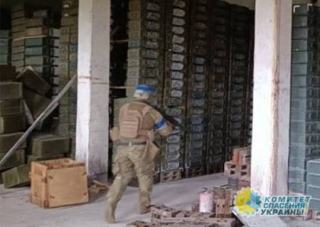 Появились снимки с украинскими военными на складах в Балаклее
