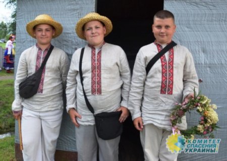 На Западной Украине дети водили хоровод вокруг горящего изображения Путина