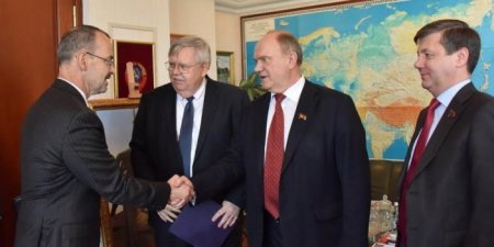 Депутат Госдумы попросил Зюганова объяснить его встречу с послом США