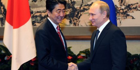 Премьер Японии заявил о желании подписать с Путиным мирный договор