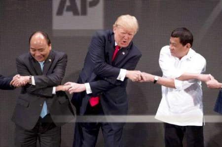 В Сети посмеялись над рукопожатием Трампа на саммите АСЕАН (ФОТО, ВИДЕО)
