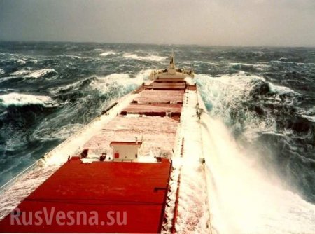Неуправляемое российское судно несет штормом к турецкому порту