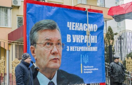 В Киеве под судом установили виселицу для Януковича