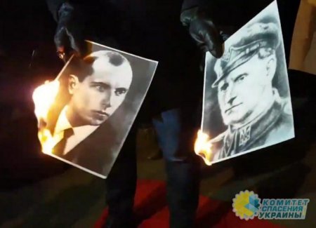 У посольства Украины в Варшаве жгли портреты Бандеры и Шухевича, и топтали бандеровский флаг