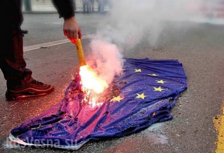 На шествии в Варшаве сожгли флаг ЕС (ВИДЕО)