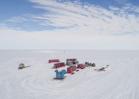 Подводный робот исследует подледное озеро Арктики