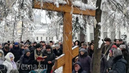Православные собираются у стен Рады (ФОТО, ВИДЕО)