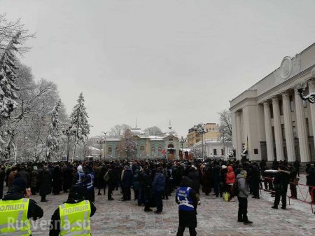Православные собираются у стен Рады (ФОТО, ВИДЕО)
