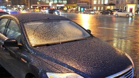«На дорогах и тротуарах будет скользко»: синоптики оценили вероятность ледяного дождя в Москве