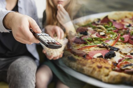 Пицца и сериалы помогут избежать ссор 8 апреля