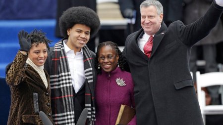 Мэра Нью-Йорка от толпы на митинге спасла чернокожая жена (ФОТО, ВИДЕО)