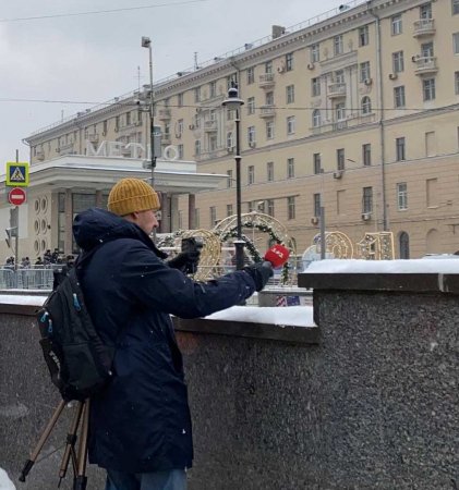 Украинского журналиста Цымбалюка застали за странным занятием на митинге в Москве (ФОТО)