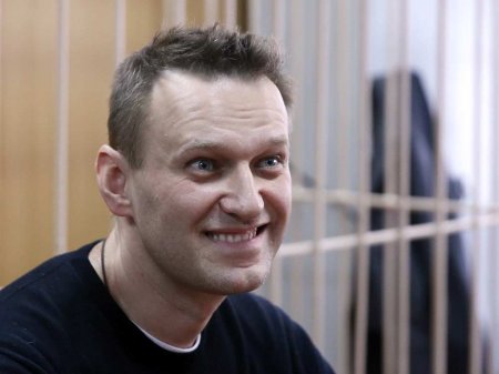 Навальный доставлен в суд, идёт заседание: смотрите и комментируйте с «Русской Весной»